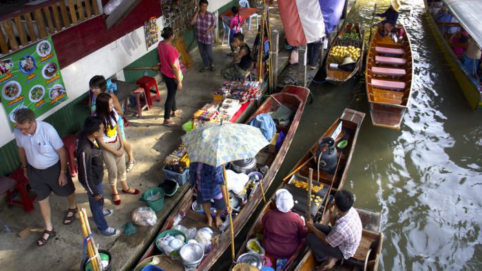damnoen-floating-market-thailand-davidsbeenhere-shopping