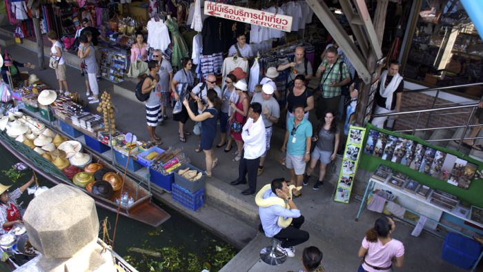 damnoen-floating-market-thailand-tourists-davidsbeenhee