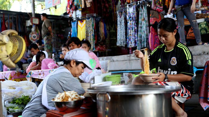 eating-noodles-damnoen-floating-market-thailand-davidsbeenhere