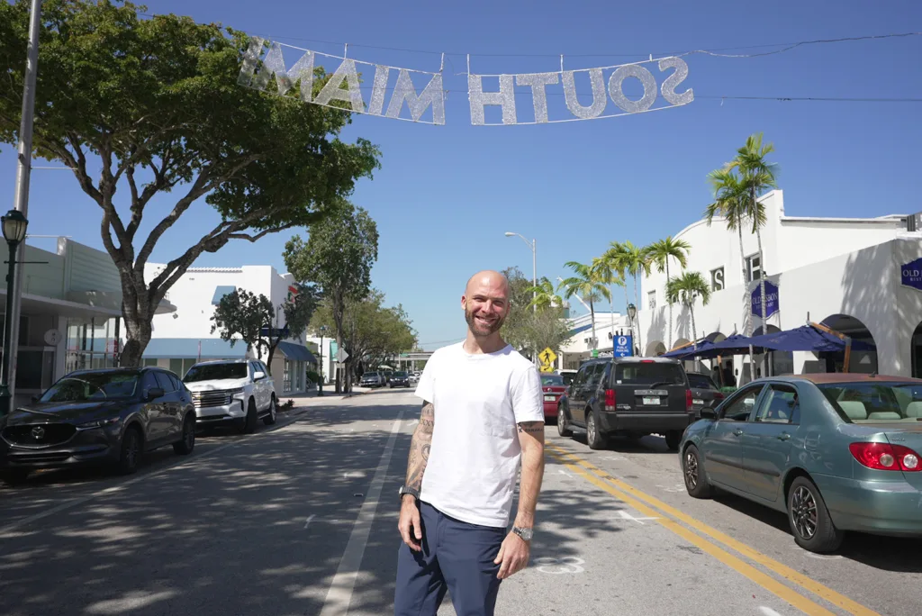 David Hoffmann stands in the middle of Sunset Drive in South Miami | Davidsbeenhere 