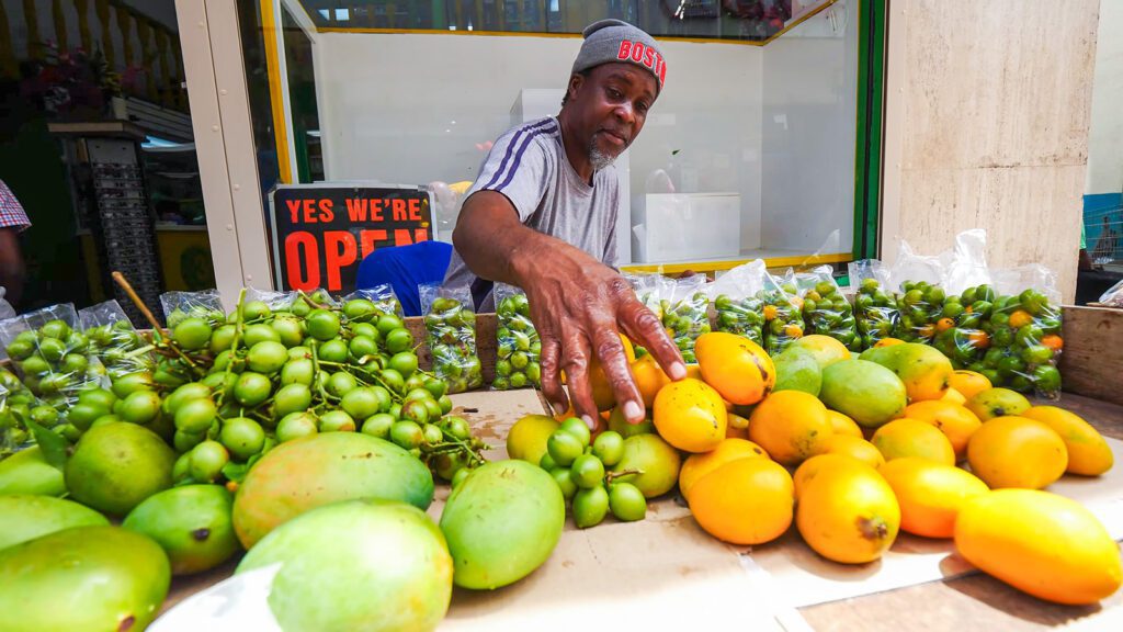 A fruit vendor selling oranges and mangoes | Davidsbeenhere